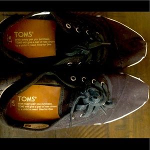 Tom’s shoes with laces